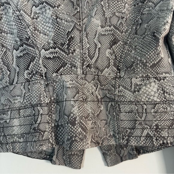 White House Black Market Snakeskin Print Moto Jacket Women’s Size 2 - Picture 7 of 11